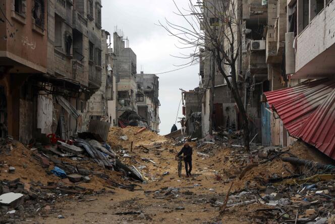 Un palestino camina entre edificios destruidos por los bombardeos israelíes, en la Franja de Gaza, el 7 de marzo de 2024.
