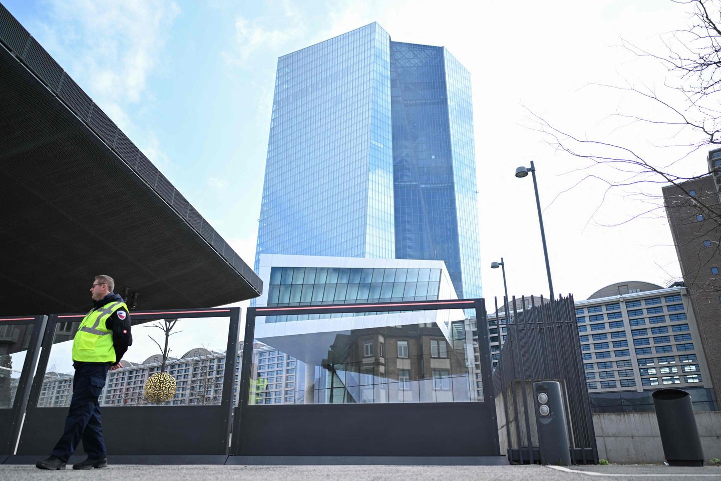 The European Central Bank leaves its rates unchanged and lowers its growth forecast