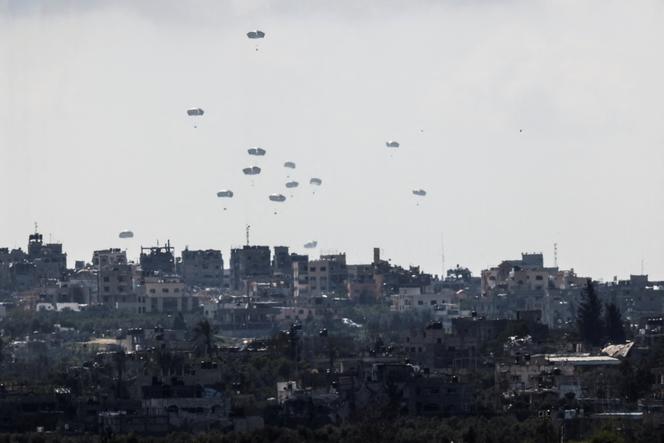 De l’aide alimentaire est larguée dans la bande de Gaza par un avion militaire avec un drapeau jordanien, le 7 mars 2024.
