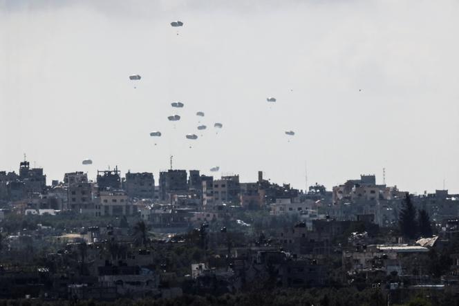 Un avión militar con bandera jordana lanza ayuda alimentaria a la Franja de Gaza, el 7 de marzo de 2024. 