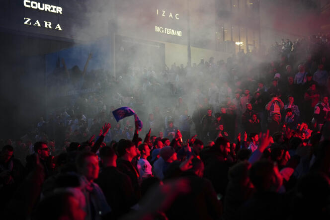 Aficionados del Olympique de Marsella, antes del partido de la Europa League contra el Villarreal, el 7 de marzo de 2024 en Marsella.