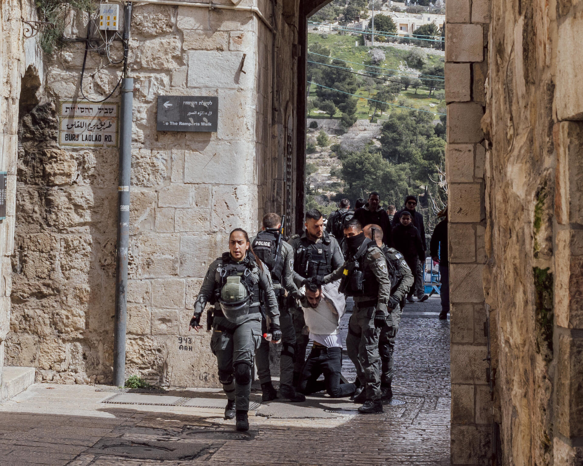 Un Palestinien contestant l’interdiction qui lui est faite d’entrer dans la vieille ville est arrêté par la police israélienne, porte des Lions, à Jérusalem, le 1ᵉʳ mars 2024.