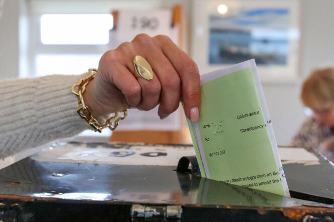 Une femme dépose son bulletin dans un bureau de vote, sur l’île de Gola, au large de la côte du Donegal, dans l’ouest de l’Irlande, le vendredi 8 mars 2024.