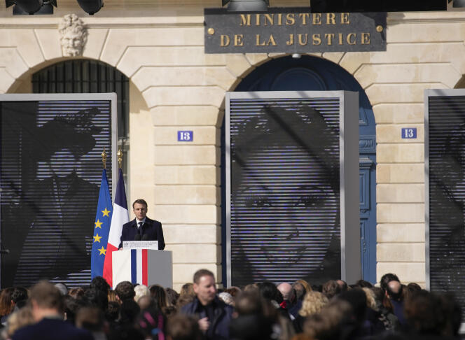 Le président de la République, Emmanuel Macron, sur la place Vendôme, vendredi 8 mars. 