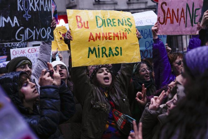 Une femme (C) brandit un panneau sur lequel on peut lire en turc : « Cette résistance est l’héritage de ma mère », à Istanbul, en Turquie, le vendredi 8 mars 2024.