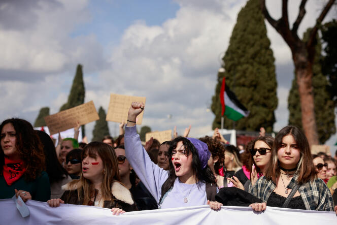 Des manifestantes font grève pour exiger la fin de la violence domestique et raciste, des guerres et de la culture « machiste » qui prévaut dans le pays, à Rome, en Italie, le 8 mars 2024.