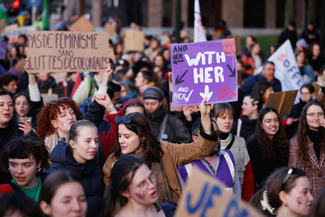 Des personnes participent à une manifestation pour réclamer l’égalité des sexes et exiger la fin des violences à l’égard des femmes, lors de la Journée internationale des droits des femmes, à Bruxelles, Belgique, le 8 mars 2024.