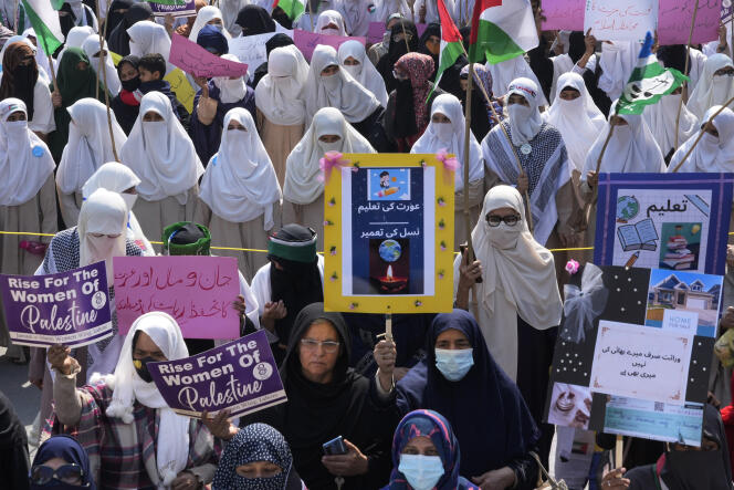 Des partisanes du parti religieux Jamaat-e-Islami participent à un rassemblement à l’occasion de la Journée internationale des droits des femmes à Lahore, au Pakistan, le vendredi 8 mars 2024.