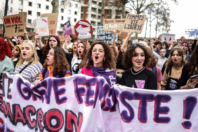 Des femmes défilent derrière une banderole « grève féministe » lors d’une marche pour la Journée internationale des droits des femmes, à Toulouse, le 8 mars 2023. 