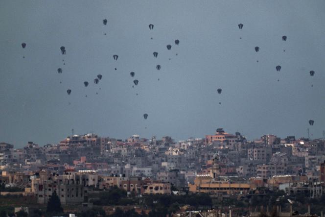Des parachutes d’aide tombent sur le nord de la bande de Gaza, le 8 mars 2024.