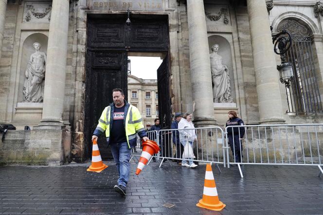 El día después del incendio que afectó a la puerta de entrada del ayuntamiento de Burdeos, el 24 de marzo de 2023.  