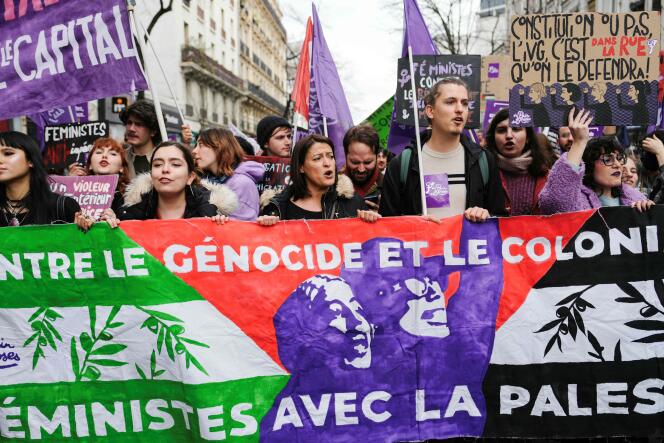 En la procesión de la manifestación por el Día Internacional de los Derechos de la Mujer, en París, el 8 de marzo de 2024. 