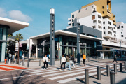 Une des entrées du centre commercial L’Avenue 83 mêlant logements et commerces, à La Valette-du-Var (Var), le 5 février 2024.
