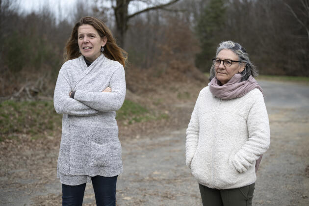 Myriam Gantier (à gauche) et Corinne Boudin, membres du groupe Stop Mines 87, au Charard (ouest de la France), le 15 février 2024.