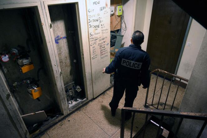 Un agente de policía registra un edificio en los distritos del norte de Marsella, el 1 de diciembre de 2023.