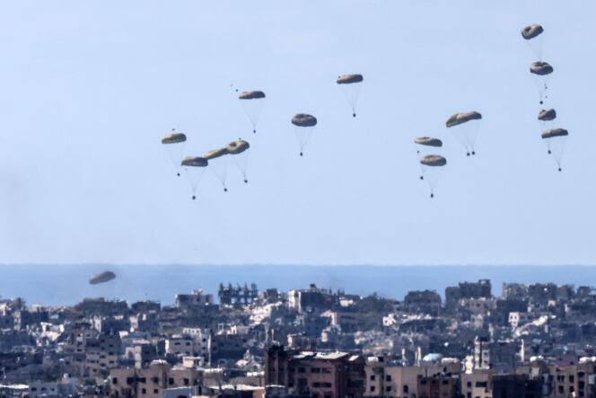 Ayuda humanitaria lanzada en avión sobre la Franja de Gaza, 10 de marzo de 2024.