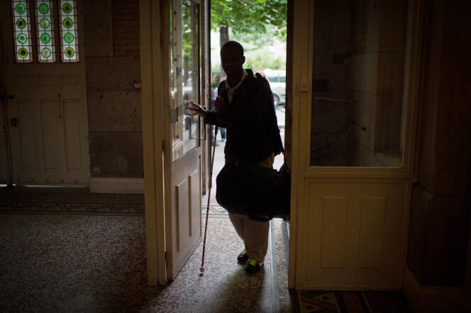 Un lycéen aveugle entrant dans son établissement parisien, en 2013. 
