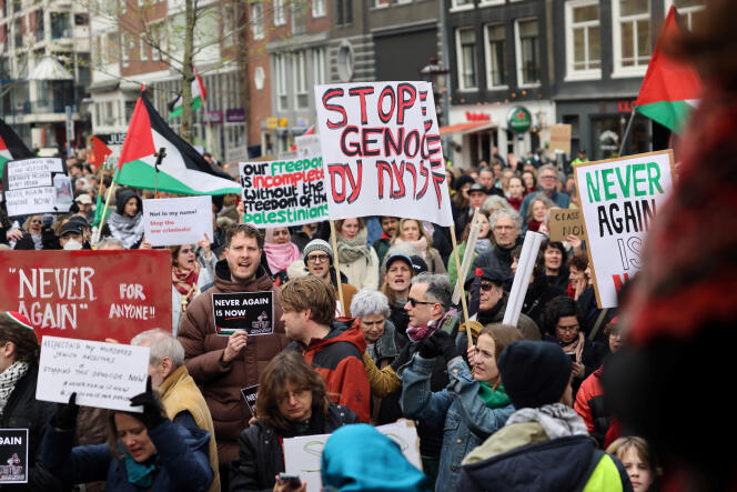 Manifestation contre la présence du président israélien, Isaac Herzog, venu assister à l’inauguration d’un nouveau Musée national de l’Holocauste à Amsterdam, le 10 mars 2024.
