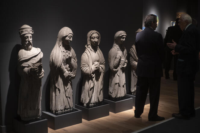 Estatuas de arenisca que representan a un grupo de dolientes del Santo Sepulcro, realizadas por los maestros de Chimay, escuela de Mons, en Bélgica (1540-1580), se exponen en la feria de Tefaf, en Maastricht (Países Bajos), el 7 de marzo de 2024.
