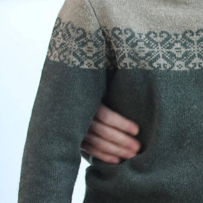 Detalle del suéter de Louis y la mano de Kate.