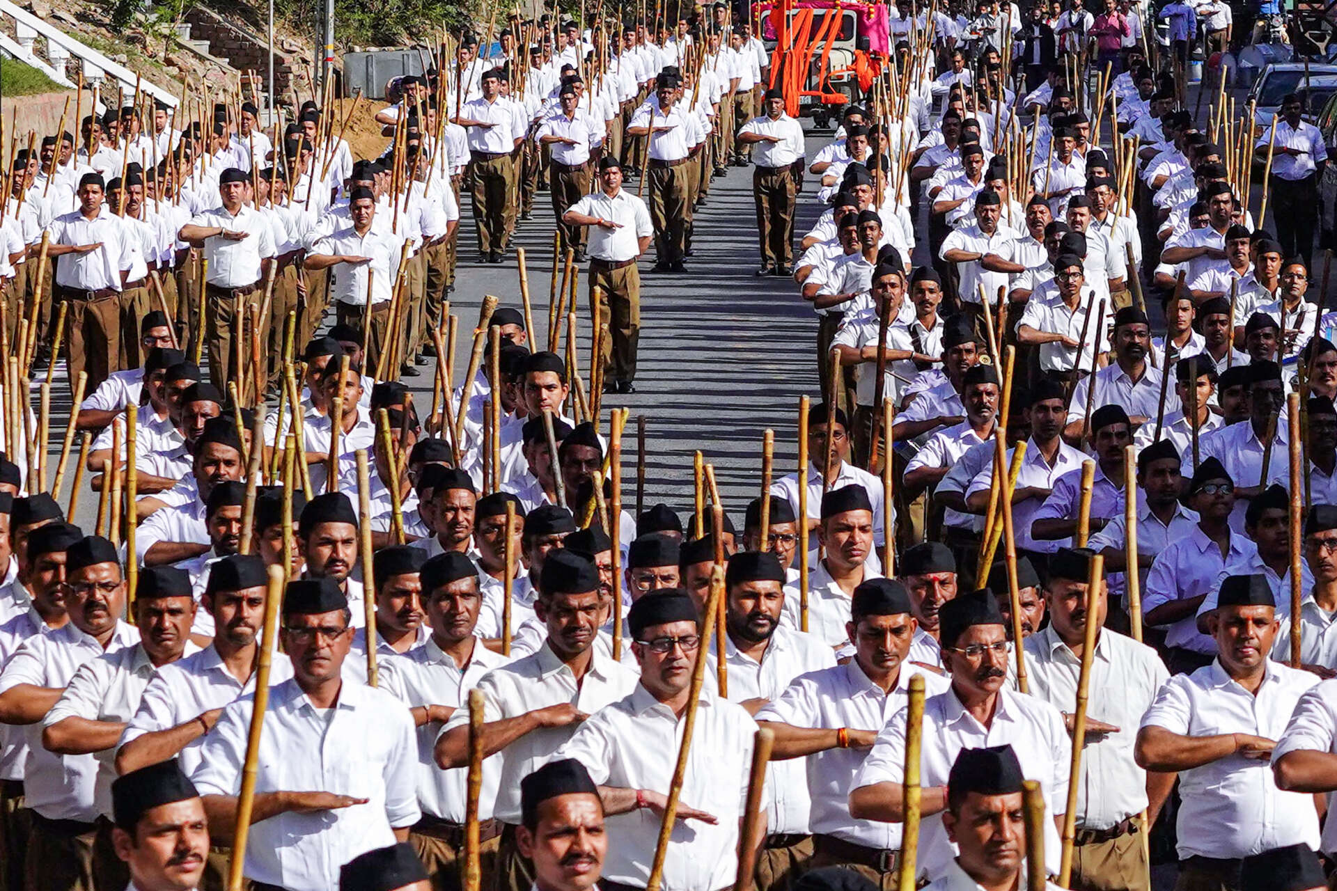 Des membres du Rashtriya Swayamsevak Sangh, une organisation nationaliste hindoue, participent à une marche à Ajmer (Inde), le 12 février 2023.