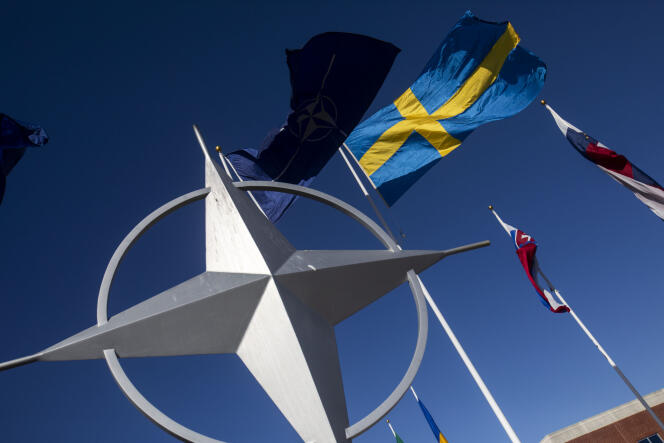 Le drapeau suédois flotte à l’extérieur des bureaux de l’OTAN à Norfolk, en Virginie (Etats-Unis), après une cérémonie marquant l’adhésion officielle de la Suède à l’Alliance, le 11 mars 2024.