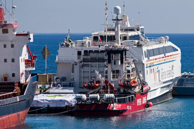 El barco “Open Arms”, que transportará 200 toneladas de ayuda alimentaria a la Franja de Gaza, atracó en el puerto chipriota de Larnaca, antes de su salida, el lunes 11 de marzo de 2024.