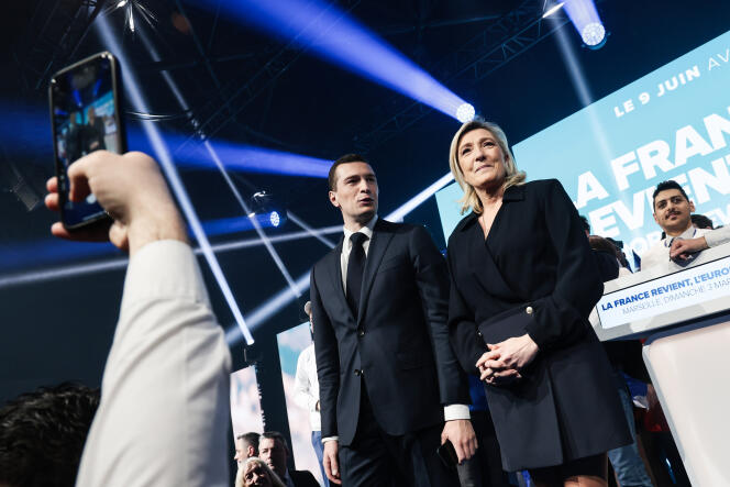 Marine Le Pen y Jordan Bardella durante la reunión de lanzamiento del Rally Nacional para la campaña electoral europea, en Marsella, el 3 de marzo de 2024.