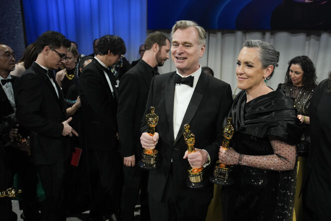 El cineasta Christopher Nolan, ganador, entre otros, del Oscar al mejor director y a la mejor película por “Oppenheimer” y su productora Emma Thomas, en Los Ángeles, el 10 de marzo de 2024.