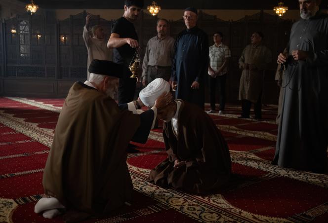« House of Gods », avec Ali E. Manesh (Seyyed Javad) et Kamel El Basha (Cheikh Mohammad), dans l’épisode 2 de la saison 1.