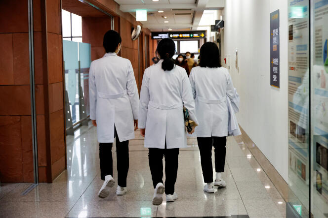 Trabajadores médicos del Hospital Severance de Seúl el 21 de febrero de 2024.