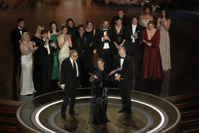 El elenco y el equipo de “Oppenheimer” reciben el Premio de la Academia a la Mejor Película el 10 de marzo de 2024 en Los Ángeles.