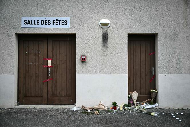 Frente al ayuntamiento de Crépol, en Drôme, donde un estudiante de secundaria fue asesinado durante una pelea, en noviembre de 2023.