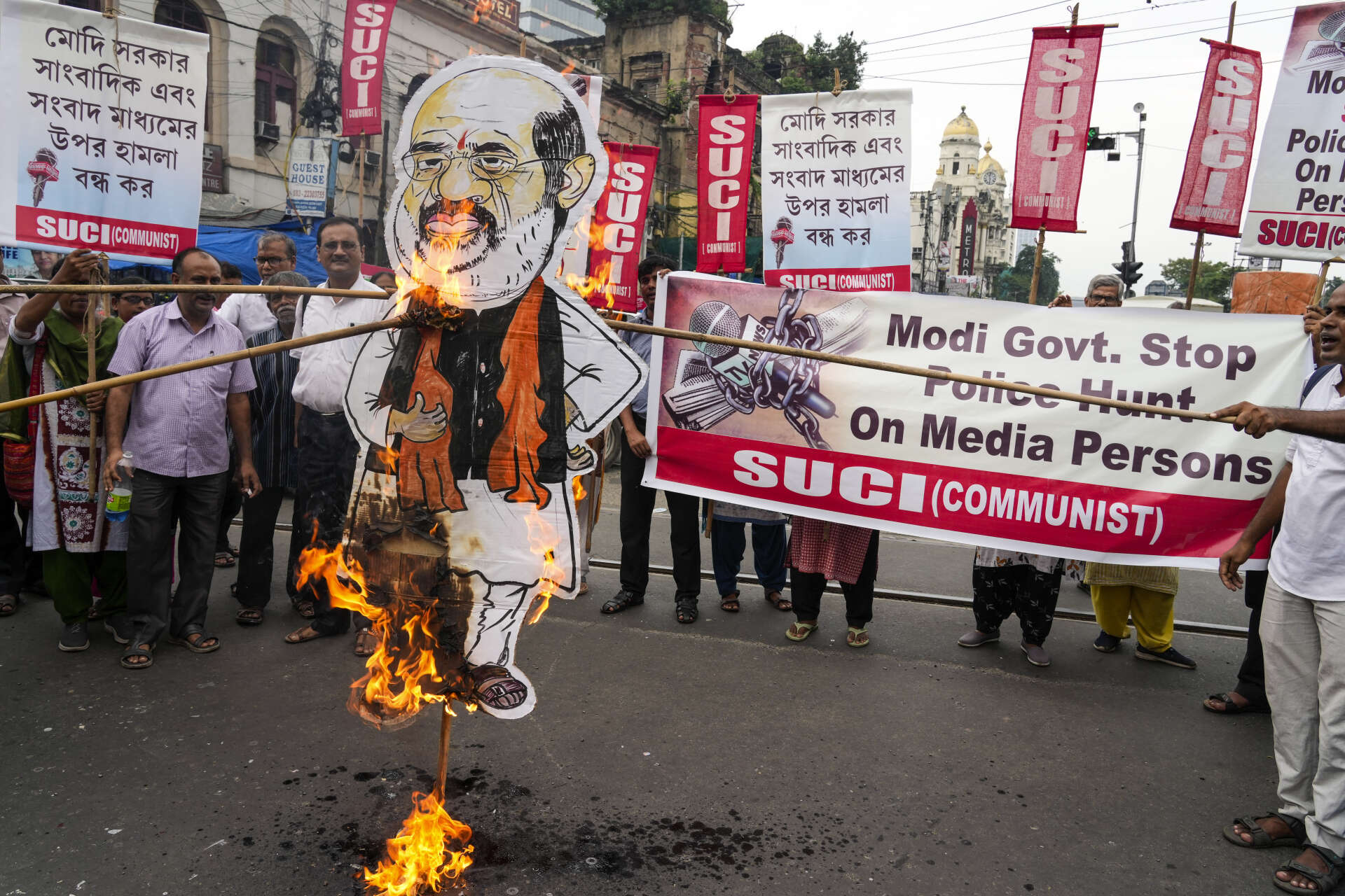 Des militants de l’Unité socialiste centre d’Inde (communiste) manifestent en brûlant une photo représentant le ministre indien de l’intérieur, Amit Shah, à Calcutta (Inde), le 5 octobre 2023.