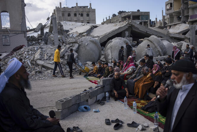 Los palestinos rezan frente a una mezquita destruida por los ataques aéreos israelíes en Rafah, Franja de Gaza, el viernes 8 de marzo de 2024, antes del mes sagrado del Ramadán.