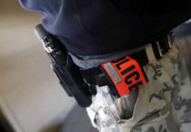 Un policier lors d’une patrouille dans une zone de sécurité prioritaire à Sarcelles, en banlieue parisienne, en 2014.