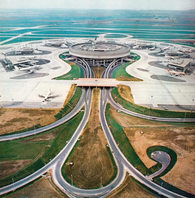 Aerial view of Paris-Charles-de-Gaulle Terminal 1, Roissy (Val-d'Oise), 1991.