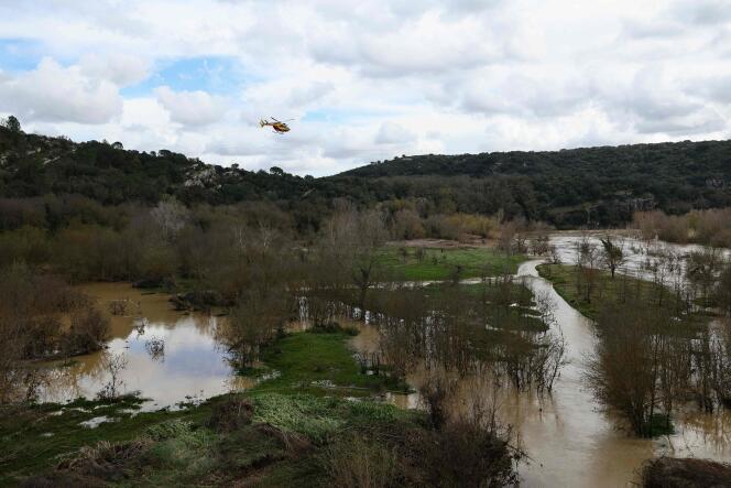 Un hélicoptère de la Sécurité Civile participe à une opération de recherche de sept personnes disparues, à la suite de fortes pluies, près du Gardon, à Russan (Gard), le 10 mars 2024