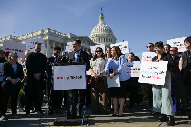 Le député Robert Garcia s’exprime, rejoint par ses collègues Maxwell Frost, Sara Jacobs et Delia Ramirez et des créateurs de TikTok, pour s’opposer  au projet de loi visant à interdire TikTok aux Etats-Unis, devant le Capitole à Washington, le 12 mars 2024. 
