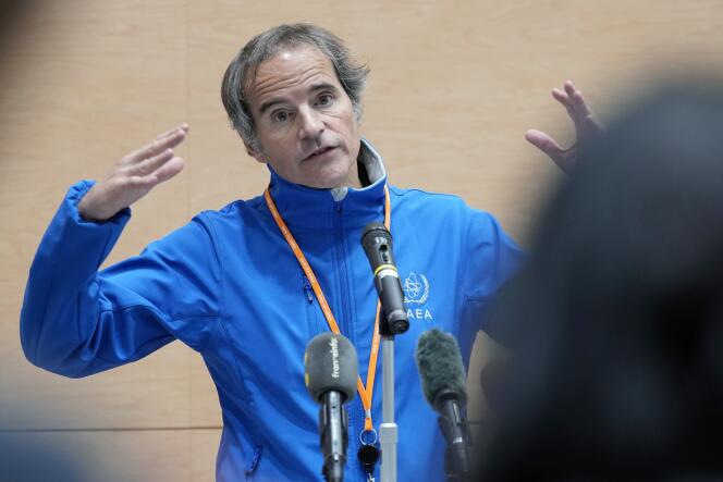 Le directeur de l’AIEA, Rafael Mariano Grossi, s’adresse aux journalistes après une visite de la centrale nucléaire de Fukushima Daiichi, dans la ville de Futaba (Japon), le 13 mars 2024.