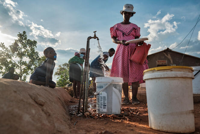 Des habitants font la queue pour aller chercher de l’eau, alors que les températures montent en flèche pendant une vague de chaleur et de sécheresse liée à El Niño qui touche une grande partie du pays, à Bulawayo, au Zimbabwe, le 7 mars 2024.