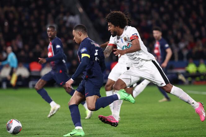 Kylian Mbappé se dégage du défenseur niçois Dante en quarts de finale de la Coupe de France, au Parc des Princes, à Paris, le 13 mars 2024.