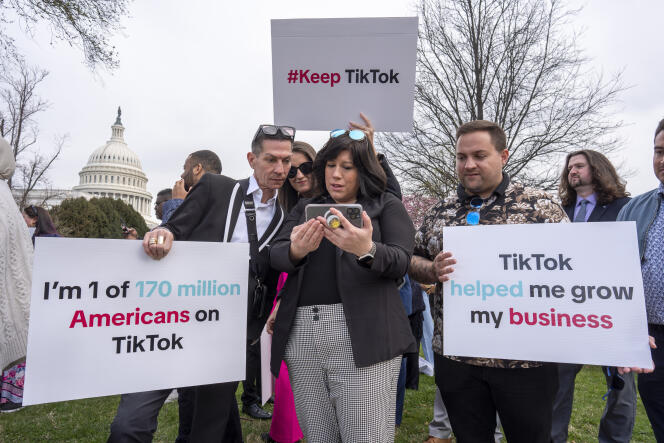 Des passionnés de TikTok sont rassemblés devant le Capitole, à Washington, pendant le vote de la Chambre des représentants, mercredi 13 mars.