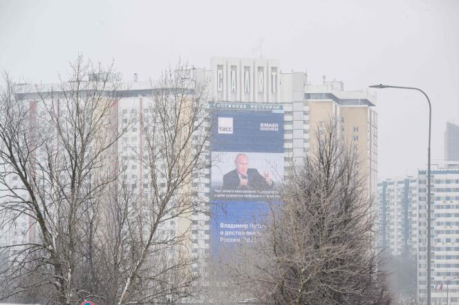 En la fachada de un edificio se difunde un mensaje que elogia los éxitos de Vladimir Putin al frente de Rusia, en 2023, en Moscú. 