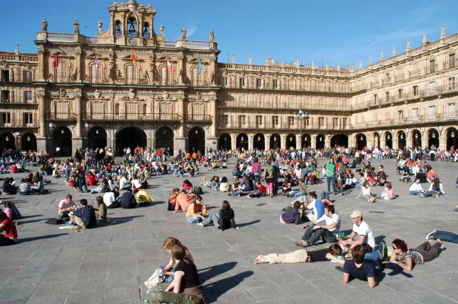 La Plaza Major de Salamanque (Espagne) est prisée des étudiants de la ville. 