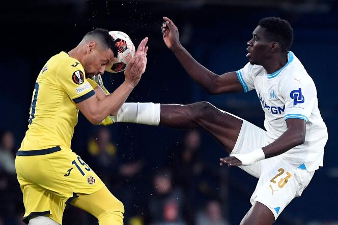 Duelo entre el centrocampista francés del Villarreal Francis Coquelin (camiseta amarilla) y la centrocampista senegalesa del Marsella Ismaila Sarr, en Vila-real (España), el 14 de marzo de 2024.