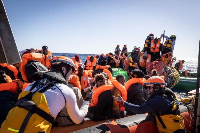 Una operación de rescate de migrantes frente a las costas de Libia, en aguas internacionales, el 13 de marzo de 2024, en una fotografía distribuida por la organización humanitaria SOS Mediterranée.