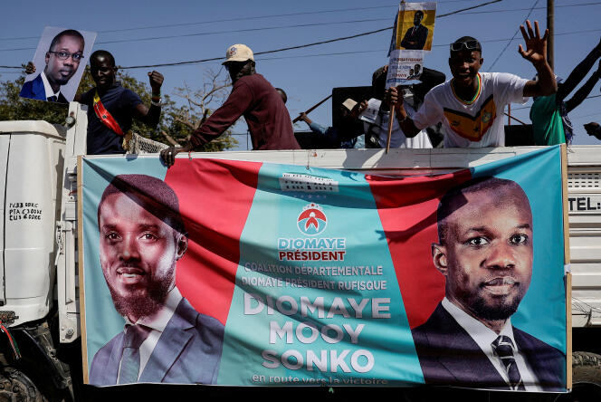 Des partisans du leader de l’opposition, Ousmane Sonko, alors emprisonné, soutiennent le candidat à l’élection présidentielle Bassirou Diomaye Faye, à Dakar, le 12 mars 2024.