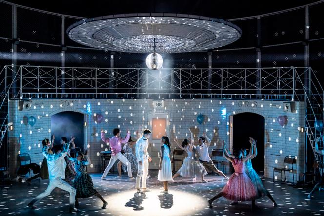 Roméo (Rory MacLeod) et Juliette (Monique Jonas) dans « Romeo + Juliet », de Matthew Bourne, à Londres, en 2023.