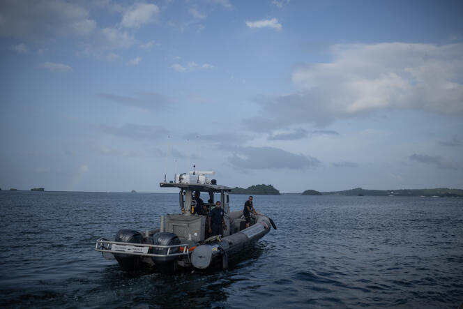 Des agents de la police aux frontières française patrouillent pour intercepter des bateaux naviguant clandestinement des Comores vers Mayotte, dans l’océan Indien, le 17 février 2024.